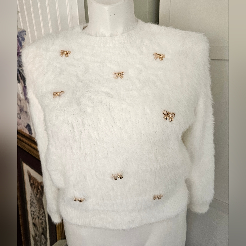 On 12th XL White Fuzzy Eyelash Knit Sweater Gold Metal Bows Pullover NEW Cond